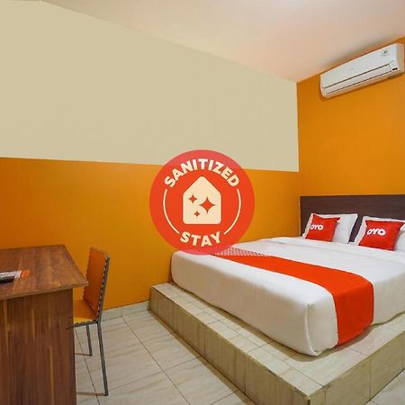 Super Oyo 2639 Oxy Townhouse Hotel Manado Exterior photo
