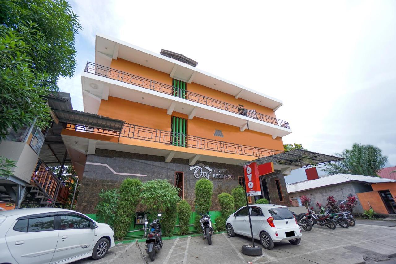 Super Oyo 2639 Oxy Townhouse Hotel Manado Exterior photo