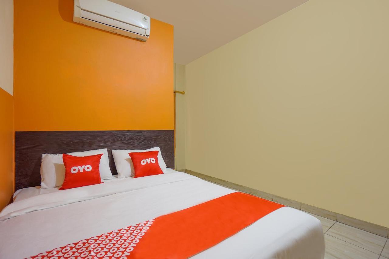 Super Oyo 2639 Oxy Townhouse Hotel Manado Exterior photo