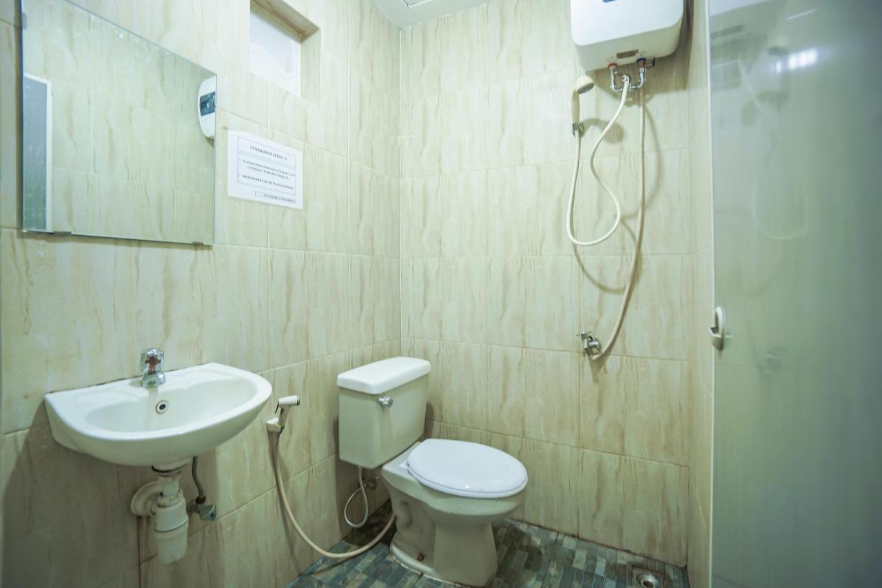 Super Oyo 2639 Oxy Townhouse Hotel Manado Exterior photo