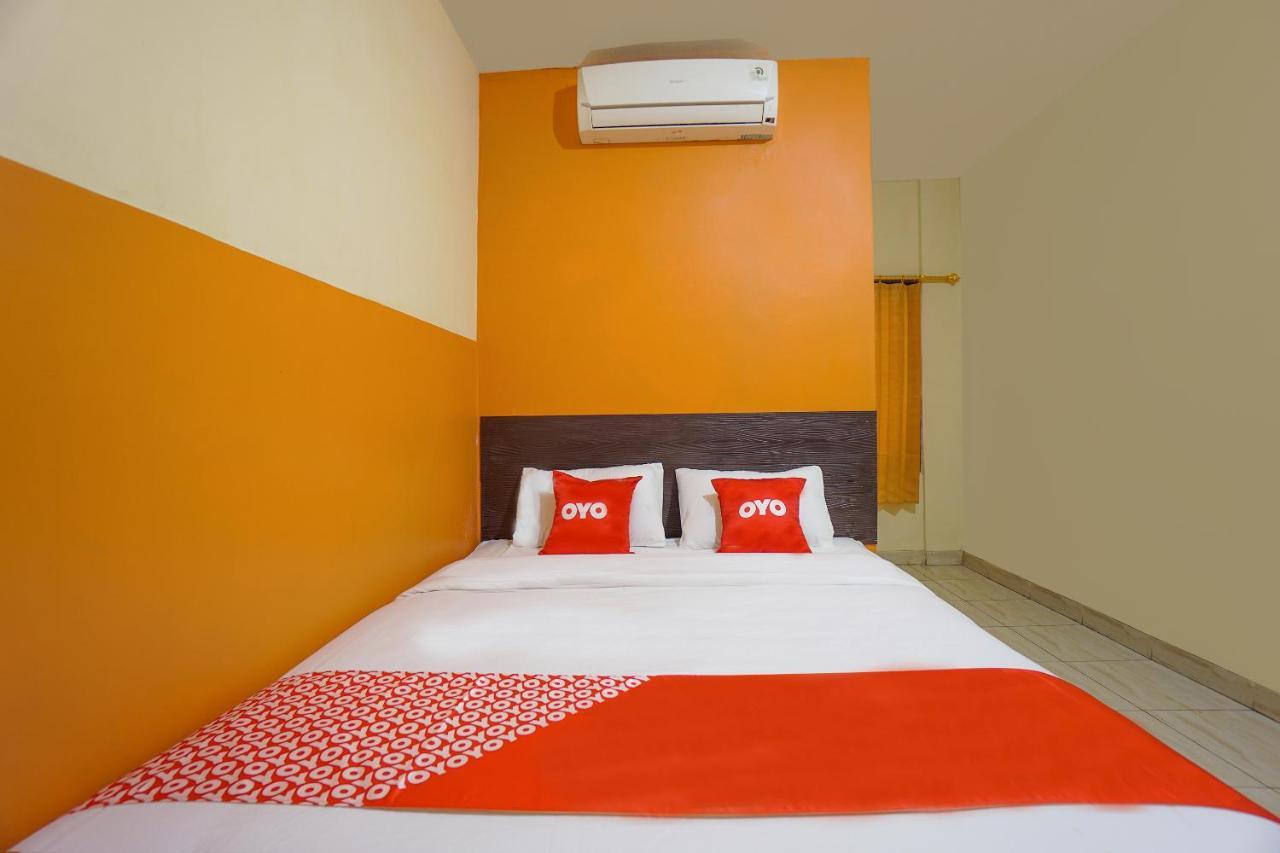 Super Oyo 2639 Oxy Townhouse Hotel Manado Exterior photo