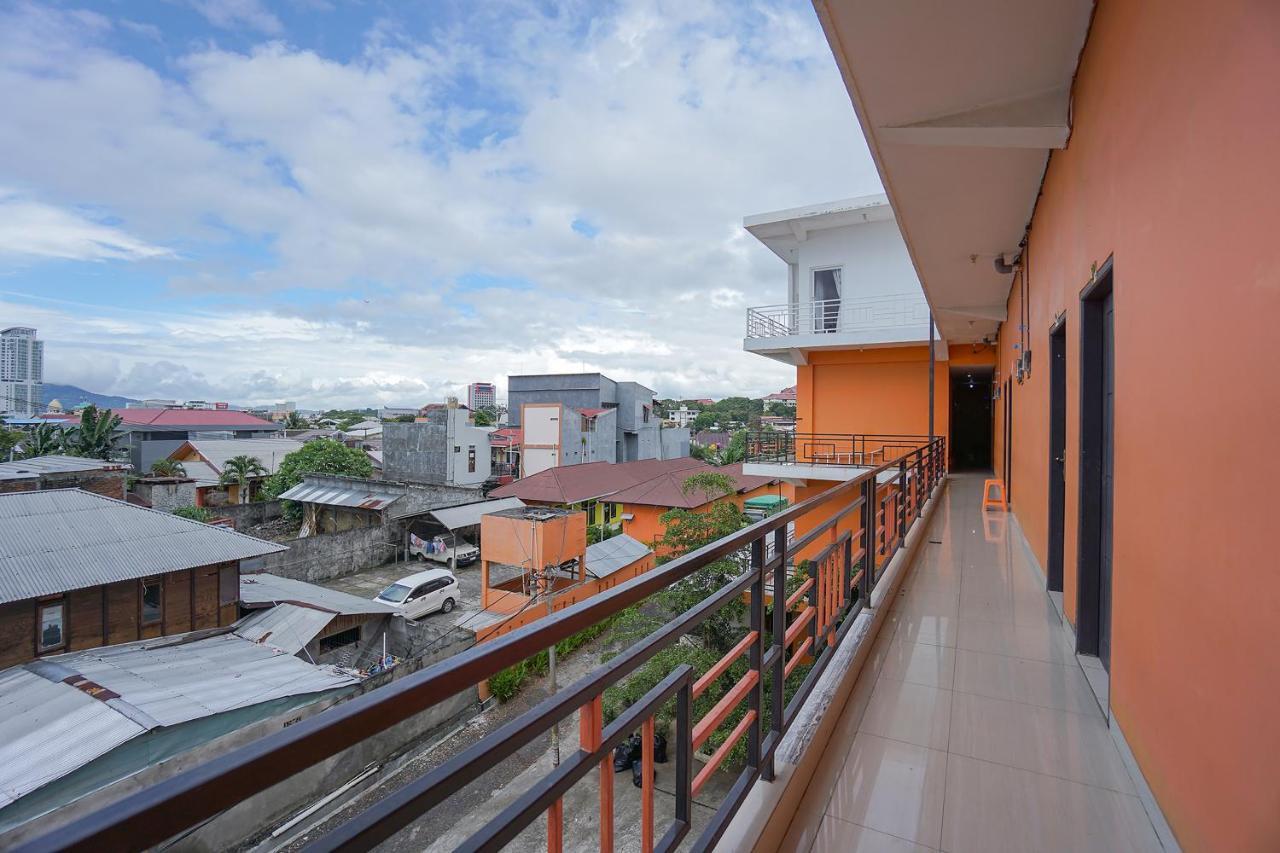 Super Oyo 2639 Oxy Townhouse Hotel Manado Exterior photo