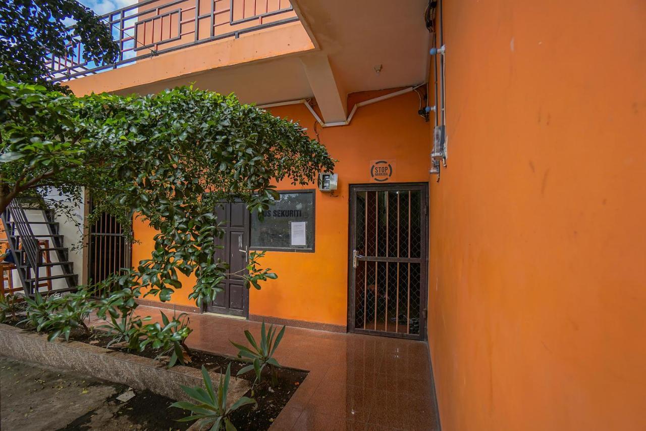 Super Oyo 2639 Oxy Townhouse Hotel Manado Exterior photo
